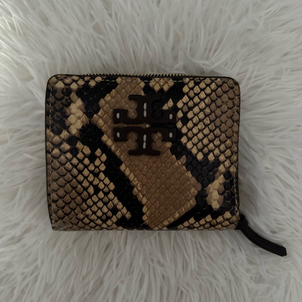 NewTory Burch Thea Exotic Bi Fold Wallet Sand Drift Brown Tan Printed Gold.
